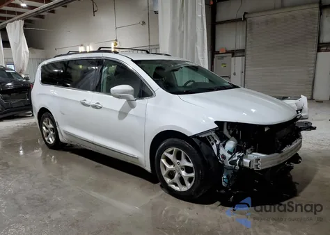 2017 Chrysler Pacifica Touring L z USA, uszkodzony, nr VIN 2C4RC1BG9HR763067